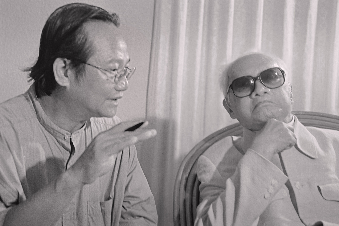 Đạo diễn Đào Trọng Khánh (trái) và Thủ tướng Phạm Văn Đồng năm 1999 - Ảnh: NGUYỄN ĐÌNH TOÁN
