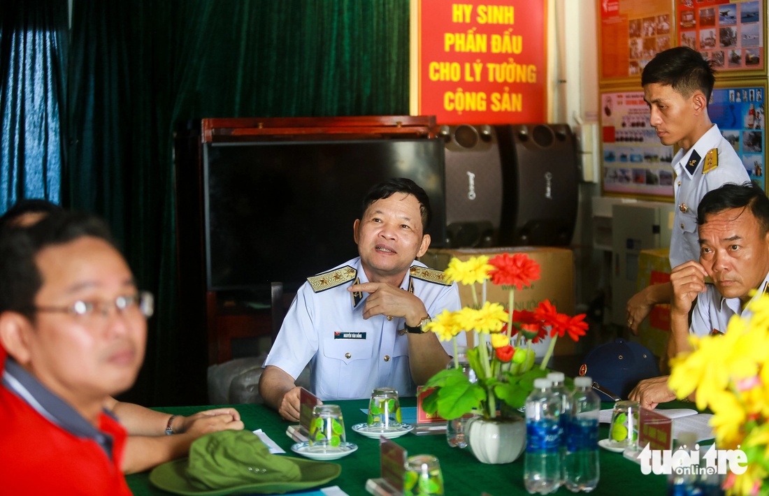 Phó đô đốc Nguyễn Văn Bổng (ở giữa) thăm hỏi các chiến sĩ - Ảnh: CHÂU TUẤN