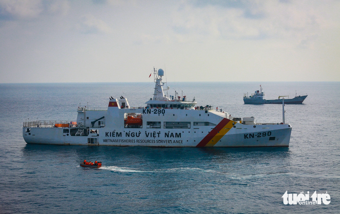 Tàu KN-290 thuộc Bộ tư lệnh Vùng 2 hải quân xuất phát từ cảng Cát Lái (ngày 15-9) đã đến sát nhà giàn DK1 vào rạng sáng 18-9 - Ảnh: CHÂU TUẤN