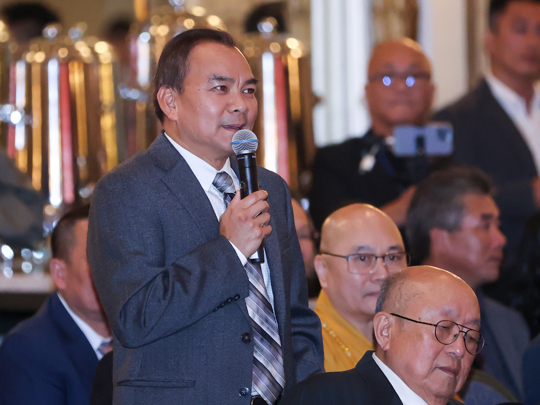 Giáo sư Phan Mẫn bày tỏ tình cảm với quê hương, mong mỏi của cá nhân cho sự phát triển của đất nước - Ảnh: NHẬT BẮC