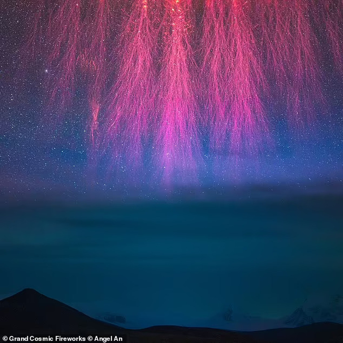 Bức ảnh &quot;Grand Cosmic Fireworks&quot; của nhiếp ảnh gia Angel An đoạt giải nhất ở hạng mục Ảnh chụp bầu trời. Tác phẩm ghi lại một đợt Sprite (sét dị hình) có hình dạng như pháo hoa, một hiện tượng phóng điện ở tầng khí quyển cao cực kỳ hiếm gặp tại sườn núi cao nhất của dãy Himalaya - Ảnh: DAILY MAIL