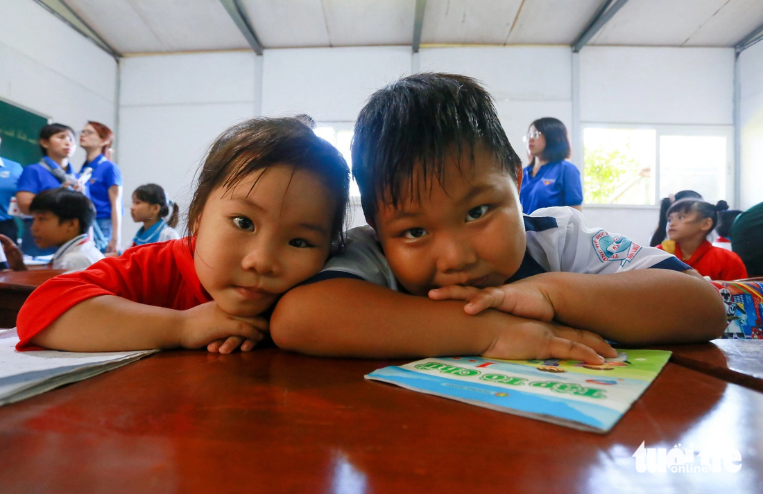 Các em nhỏ trong lớp học tình thương trên đảo Hòn Chuối (tỉnh Cà Mau) - Ảnh: CHÂU TUẤN