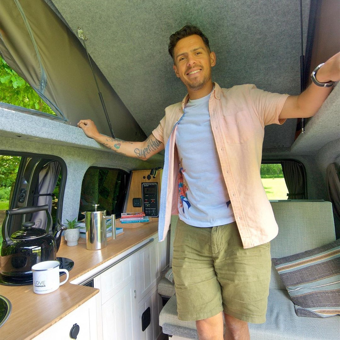 Sống trong nhà di động, Lewis Nyman không chỉ tiết kiệm tiền, mà nhờ đó còn nảy ra ý định kinh doanh cho thuê motorhome - Ảnh: Love Campers/Instagram