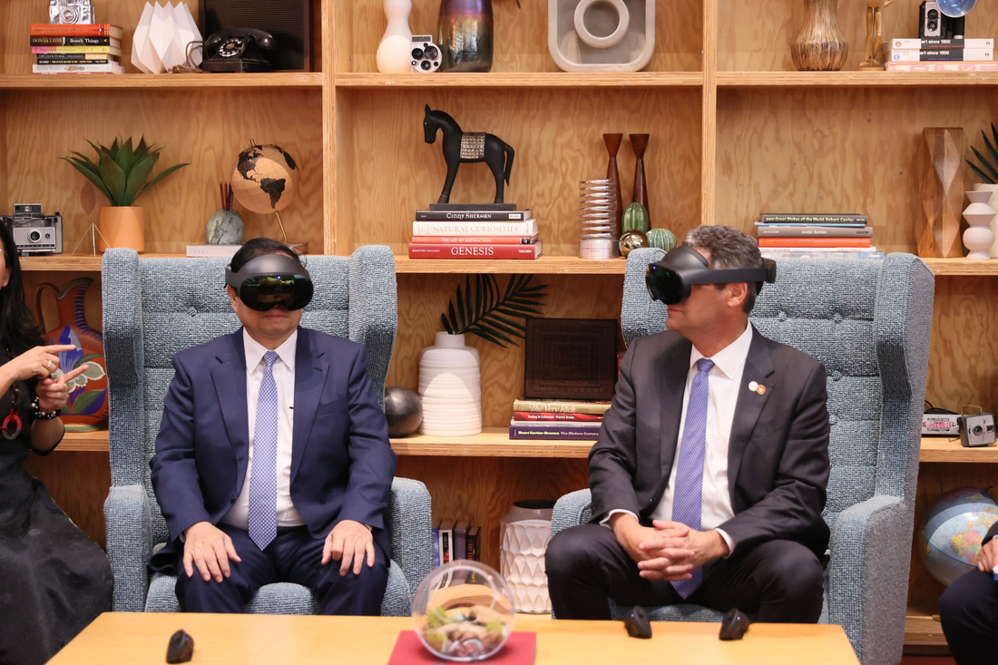 Thủ tướng Phạm Minh Chính trải nghiệm kính thực tế ảo khi đến thăm tập đoàn Meta - Ảnh: NHẬT BẮC