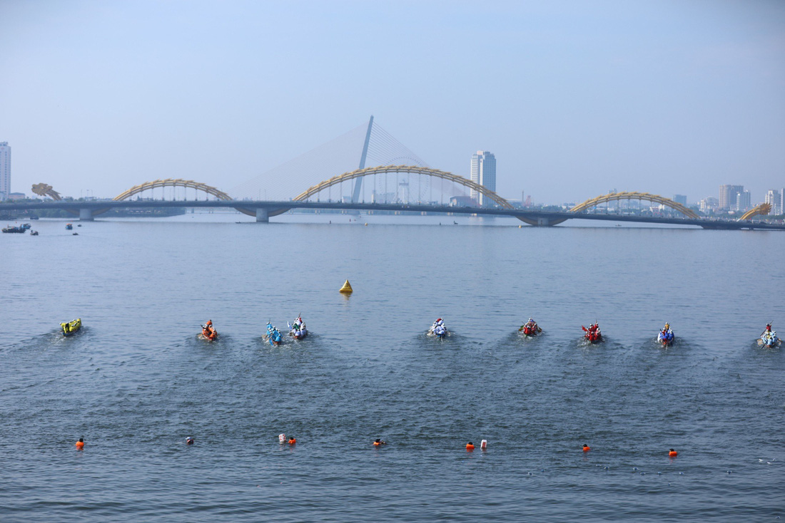 Các thuyền đua tranh tài trên sông Hàn trong giải đua thuyền truyền thống ngày 2-9 - Ảnh: V.T.V
