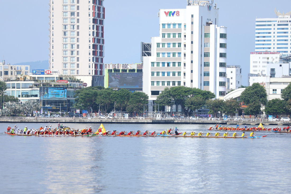 Giải đua lần này có 23 thuyền đua hai địa phương là TP Đà Nẵng và tỉnh Quảng Nam tranh tài - Ảnh: V.T.V