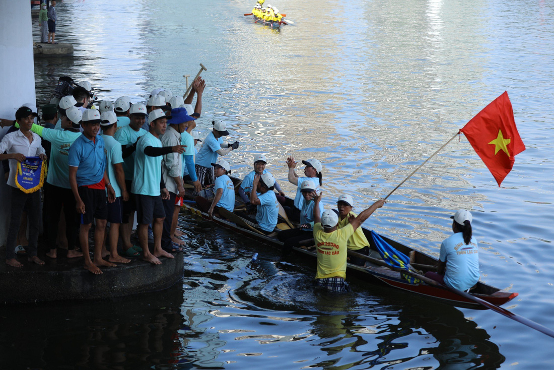 Đội thuyền đua nữ Lạc Câu, huyện Thăng Bình (Quảng Nam) ăn mừng giành giải nhất nội dung đua nữ - Ảnh: V.T.V