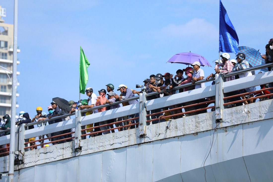 Người dân, du khách tập trung trên cầu sông Hàn xem các thuyền đua tranh tài ngày 2-9 - Ảnh: V.T.V