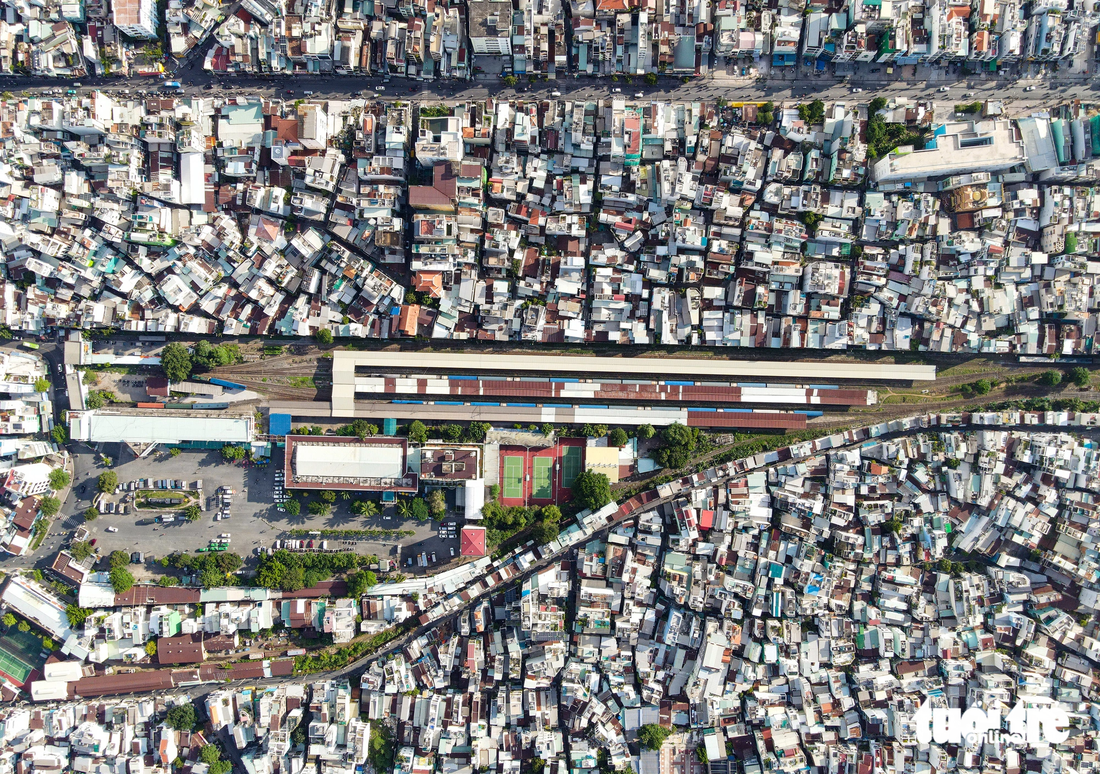 Từ ga Sài Gòn hiện nay là ga cuối của đường sắt Bắc - Nam. Hình ảnh trên cao cho thấy ga Sài Gòn nằm lọt thỏm giữa hàng ngàn căn nhà tại khu vực quận 3. Mật độ dân cư tại đây được nhận định là đông nhất nhì TP.HCM.