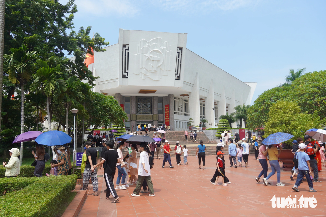 Đông người tham quan Bảo tàng Hồ Chí Minh
