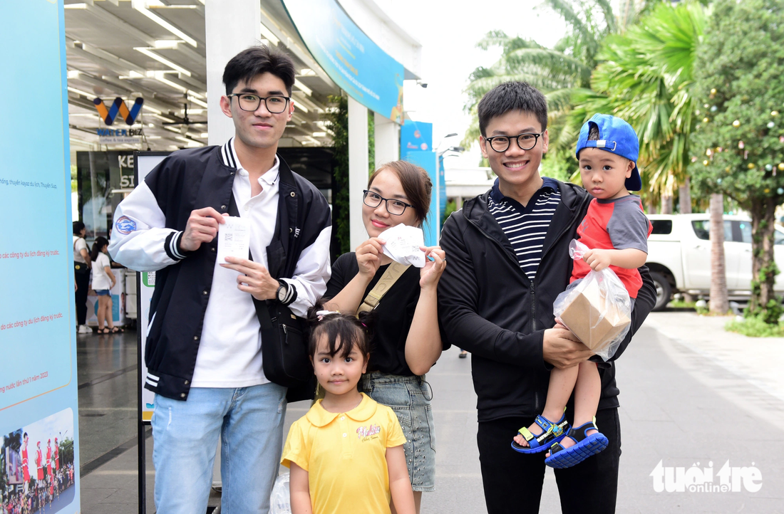 Anh Nguyễn Anh Tuấn (ngoài cùng bên phải) cùng gia đình phải ra về và dời lịch trình tham quan sang ngày hôm sau vì không mua được vé