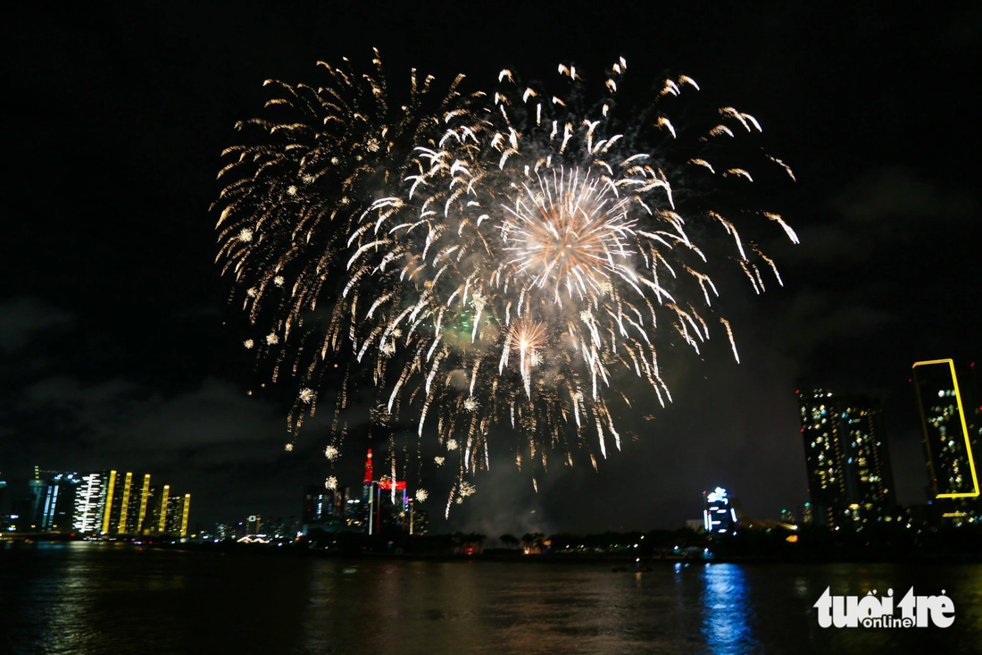 Màn pháo hoa rực sáng trên sông Sài Gòn tối 2-9 - Ảnh: PHƯƠNG QUYÊN