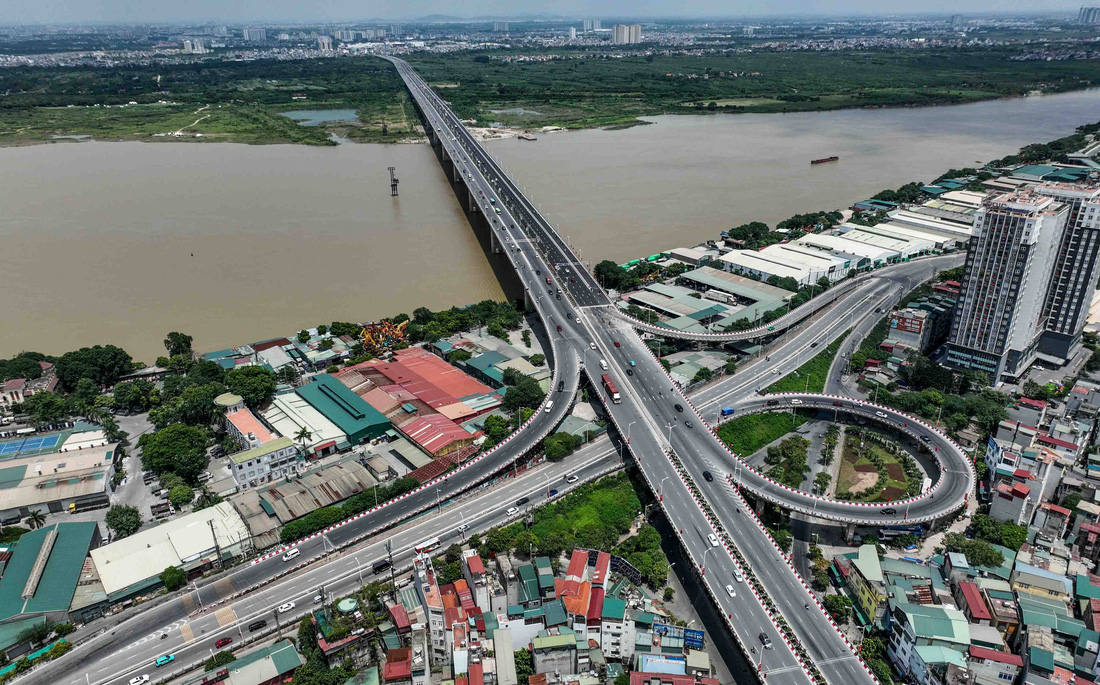 Tại cầu Vĩnh Tuy, nơi kết nối giữa trung tâm thủ đô với khu vực phía Bắc và Đông Bắc thành phố, lượng xe thưa thớt và không có tình trạng ùn tắc như những ngày thường - Ảnh: NGUYỄN KHÁNH