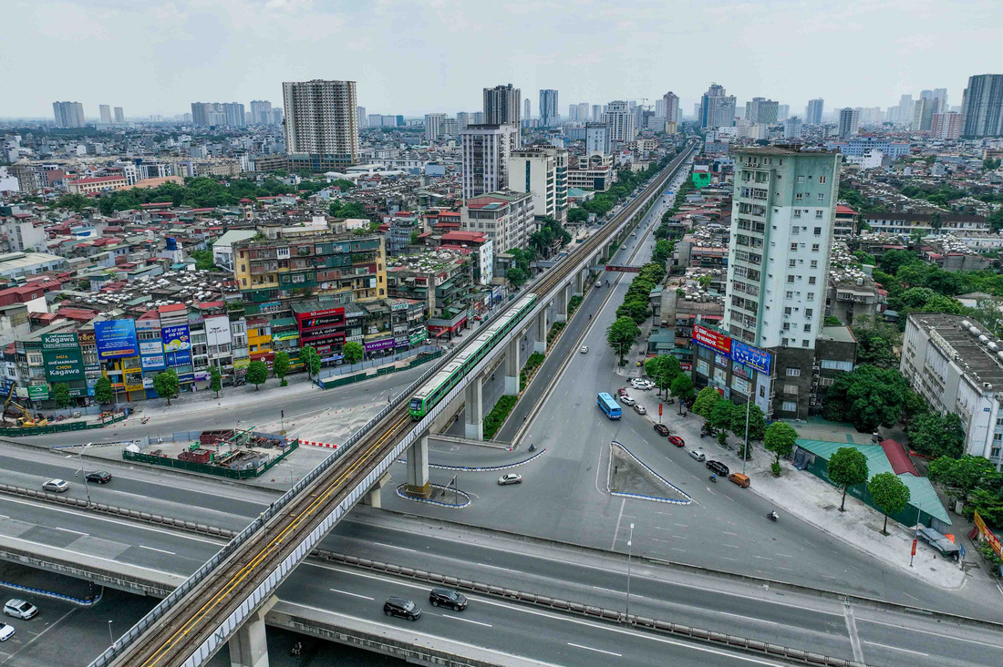 Tại khu vực nút giao thông Nguyễn Trãi - Khuất Duy Tiến - Nguyễn Xiển, đường thông thoáng và thưa thớt xe cộ - Ảnh: NGUYỄN KHÁNH