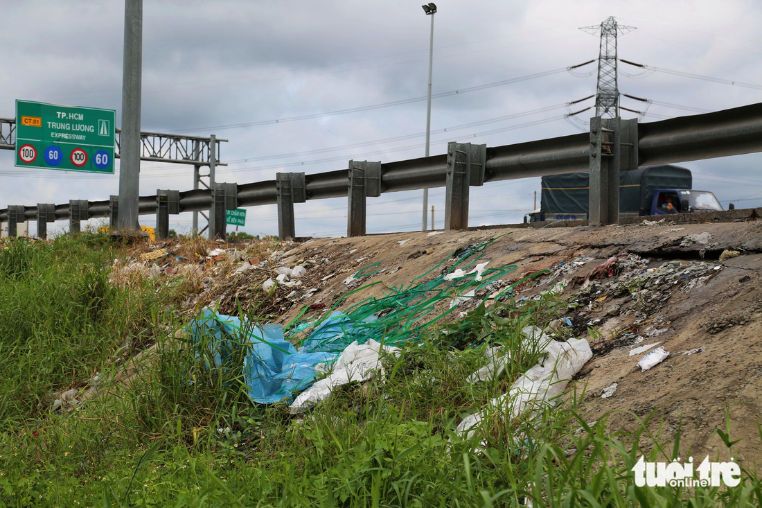Cảnh nhếch nhác rác thải dọc vệ đường cao tốc TP.HCM - Trung Lương