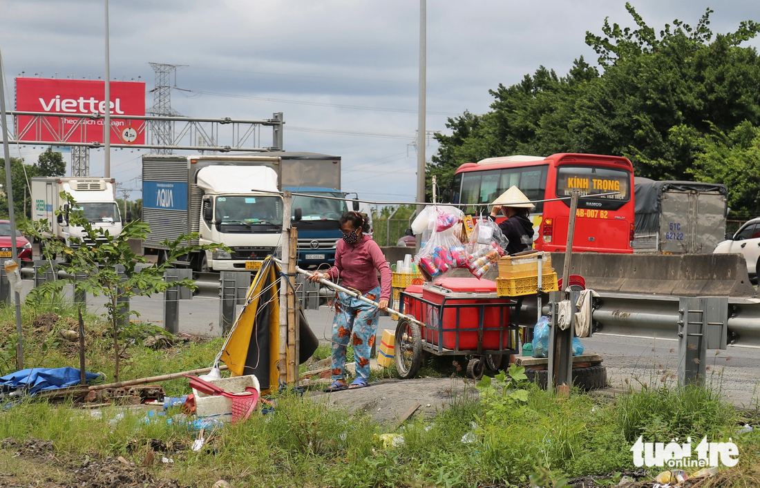 Người dân xé hàng rào vào khu vực đường dẫn cao tốc để buôn bán