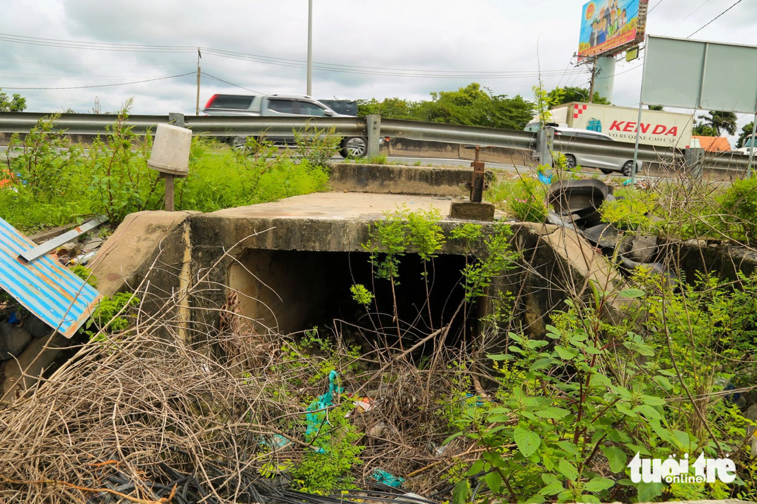 Cống thoát nước ở đường dẫn cao tốc TP.HCM - Trung Lương đầy rác thải sinh hoạt