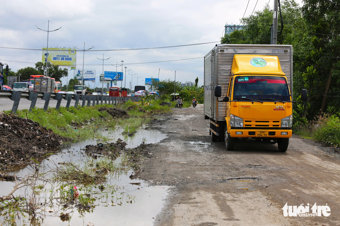 Đường dân sinh dọc đường dẫn cao tốc TP.HCM - Trung Lương xuống cấp, đọng nước 