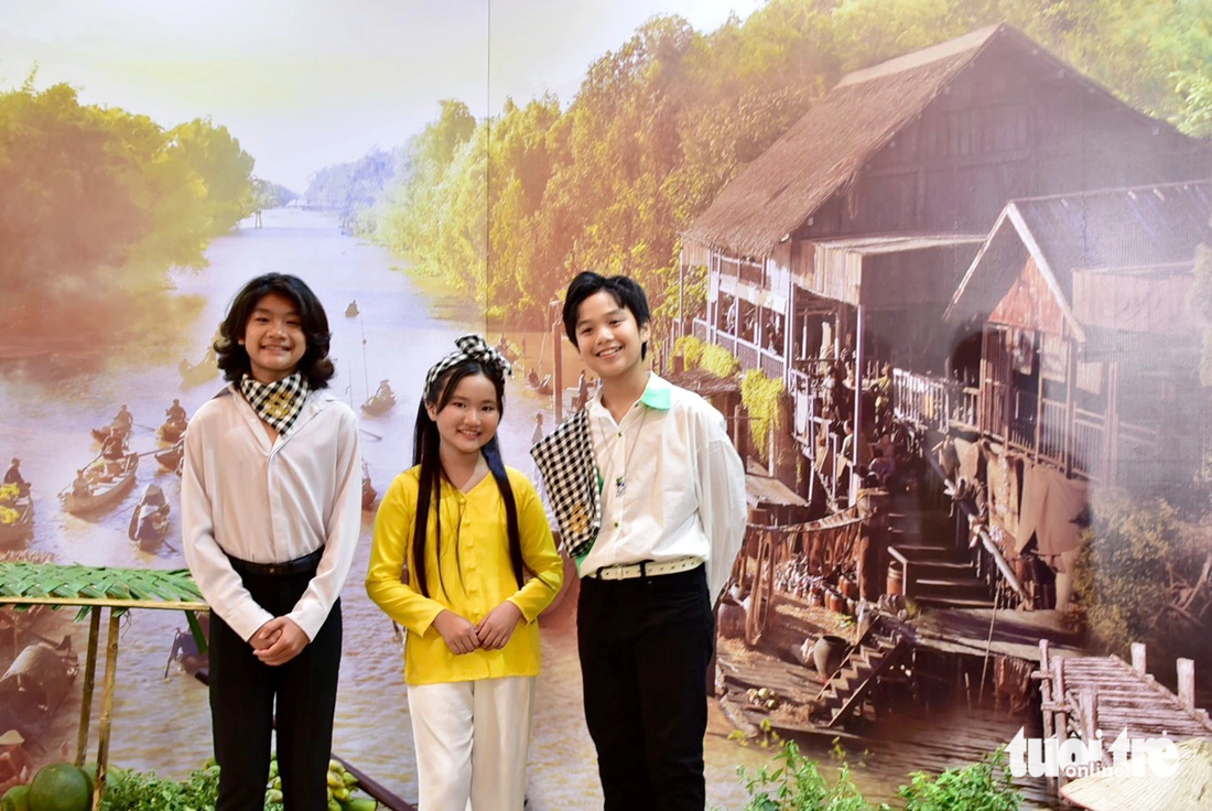 Ba diễn viên nhí (từ trái) Kỳ Phong, Bảo Ngọc và Hạo Khang lần lượt đóng vai Cò, Xinh, An - Ảnh: T.T.D.