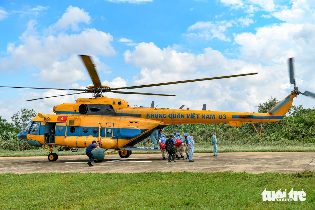 Khoảng gần một giờ sau, máy bay trực thăng tiếp cận hiện trường đưa nạn nhân đến bệnh viện dã chiến cấp 2 để điều trị 