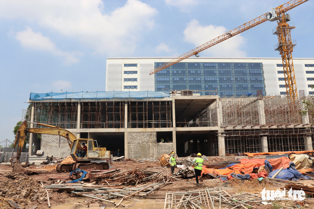 Đơn vị thi công đang xây dựng khoa cấp cứu mới Bệnh viện Đa khoa khu vực Hóc Môn. Dự kiến bệnh viện sẽ hoàn thành xây mới xong tất cả các hạng mục trong năm 2024 - Ảnh: XUÂN MAI