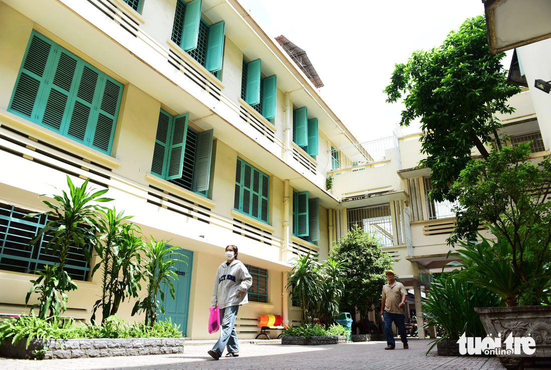 Bệnh viện do một kiến trúc sư người Pháp ở Sài Gòn manh nha xây dựng từ năm 1930-1938, lối kiến trúc không cầu kỳ nhưng đảm bảo được độ chắc chắn, bền vững. Những ô cửa sổ màu xanh được làm từ gỗ vẫn sống với thời gian