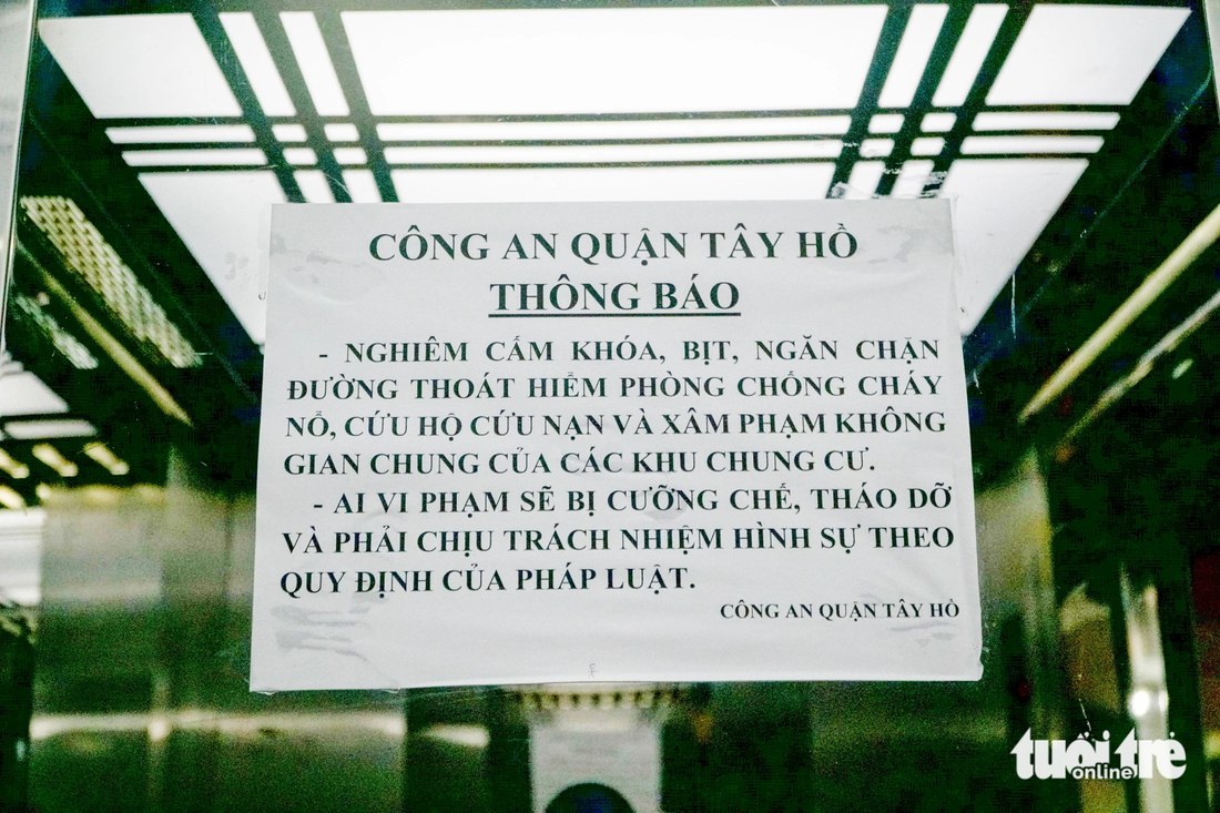 Một thông báo của Công an quận Tây Hồ dán trong thang máy tòa nhà