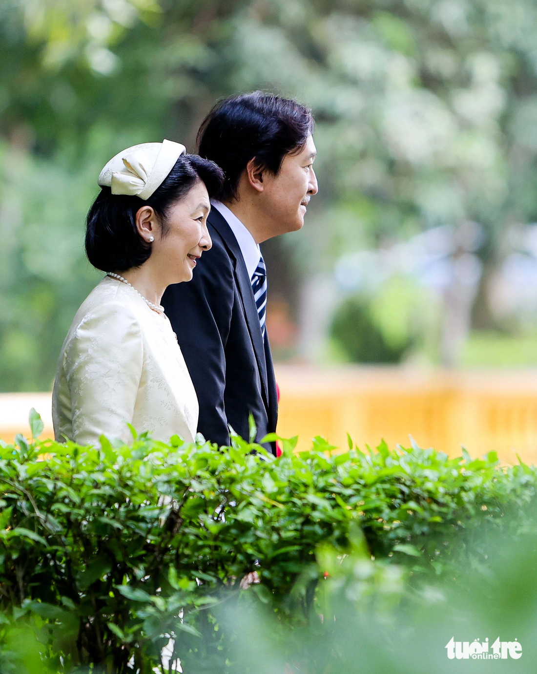 Hoàng thái tử Fumihito Akishino là con trai thứ hai của Thượng hoàng Akihito và là em trai của Nhà vua Naruhito. Ông hiện là người đứng thứ nhất trong danh sách kế vị của Hoàng gia Nhật Bản. Đây là lần thứ 3 Hoàng thái tử tới Việt Nam và là lần trở lại thứ 2 của Công nương Kiko. Trong ảnh: Hoàng thái tử Fumihito Akishino và Công nương Kiko đang đi qua hàng rào cây râm bụt dẫn lối vào Nhà sàn Bác Hồ - Ảnh: NGUYỄN KHÁNH