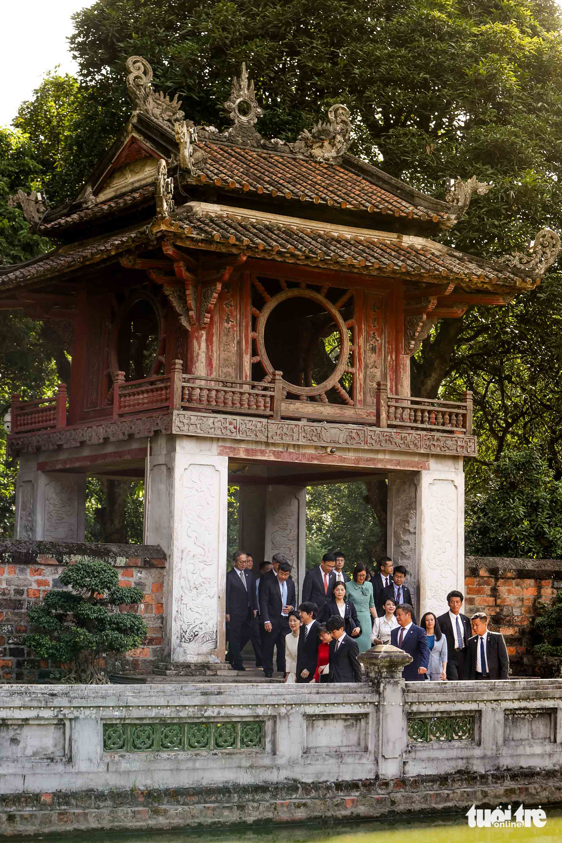 Hoàng thái tử Nhật Bản Akishino thích thú ngắm nhìn Văn Miếu Quốc Tử Giám - Ảnh 4. Hoàng thái tử Nhật Bản Akishino và Công nương Kiko đi qua Khuê Văn Các. Khuê Văn Các được xây dựng năm 1805, là một trong 5 cổng chia khu vực nội tự của Văn Miếu Quốc Tử Giám thành 5 lớp không gian khác nhau. Cổng Khuê Văn Các thuộc lớp không gian thứ hai - khu Thành Đạt, nằm giữa cổng Đại Trung và Đại Thành. Công trình Khuê Văn Các là một lầu vuông 8 mái, gồm 4 mái thượng và 4 mái hạ, xây cao hơn so với mặt đất khoảng 1m. Tầng trên là kiến trúc gỗ 2 tầng, mái cũng gồm 2 tầng và được lợp ngói ống. Năm 1999, Khuê Văn Các chính thức được chọn là biểu tượng của thủ đô Hà Nội - Ảnh: NGUYỄN KHÁNH