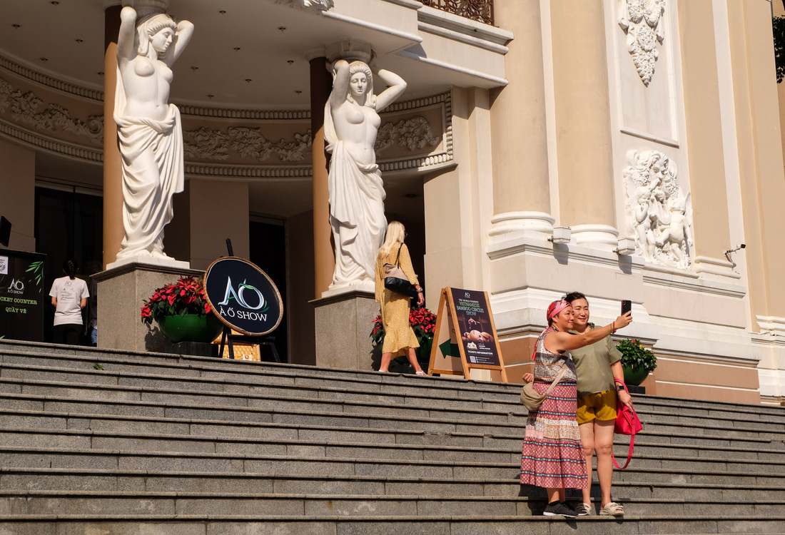 Hai bức tượng nữ thần nghệ thuật được phục chế vào năm 1998, trở thành một trong những điểm nhấn của Nhà hát Thành phố, thu hút đông đảo khách du lịch đến tham quan, chụp ảnh