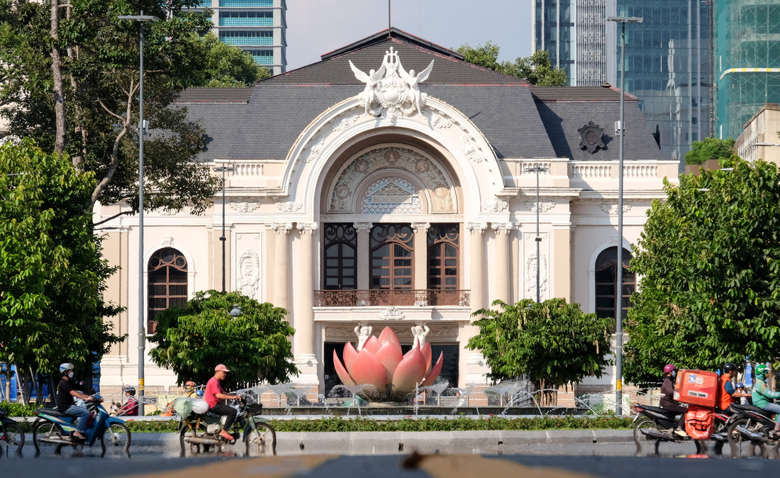 Nhà hát Thành phố tọa lạc tại số 7 Công trường Lam Sơn, phường Bến Nghé, quận 1. Nhà hát đến nay đã hơn 123 tuổi, là một trong những điểm tham quan thu hút khách du lịch của thành phố
