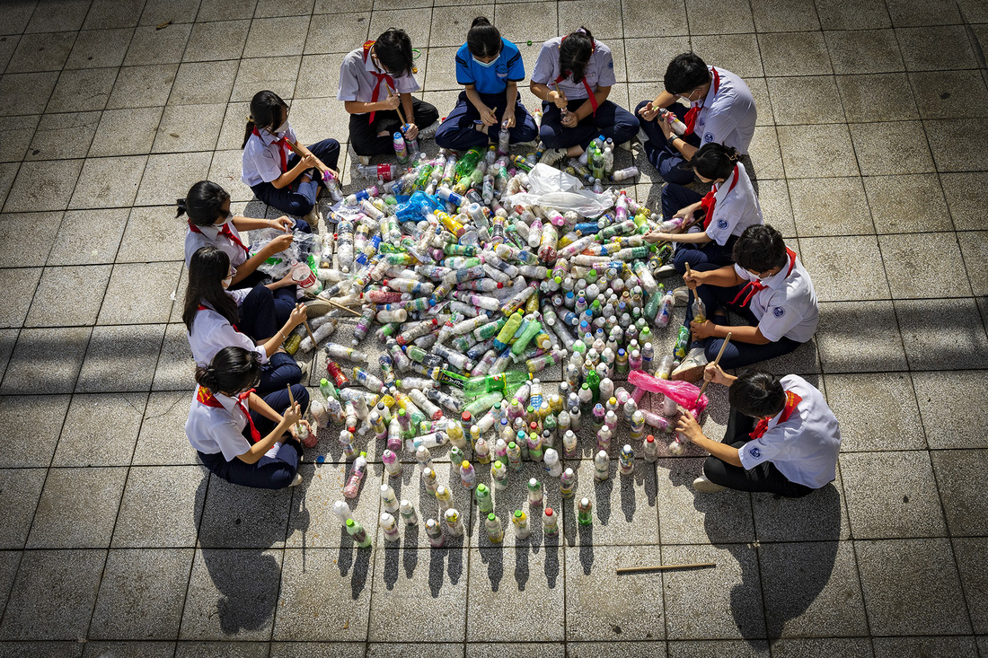 Tác phẩm Làm gạch sinh thái từ chai nhựa của Vũ Sơn Lâm đoạt giải nhì