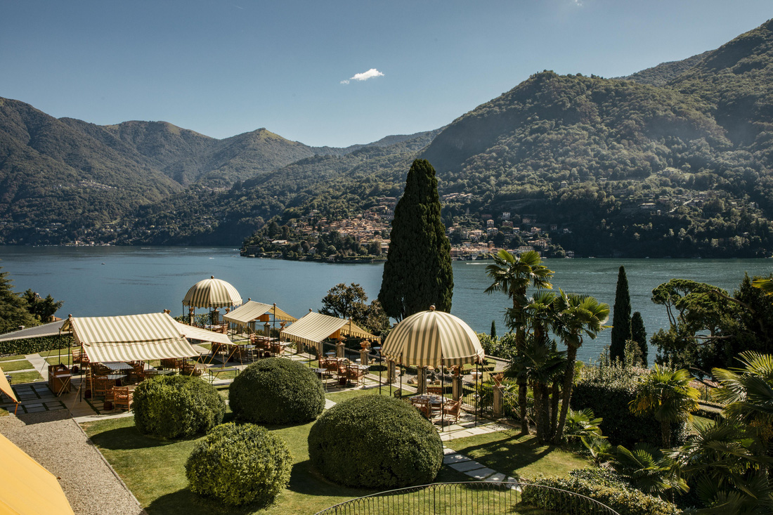 Nhà hàng ngoài trời ẩn mình trong một khu vườn nhỏ, có tầm nhìn toàn cảnh ra hồ Como - Ảnh: ITALY MAGAZINE