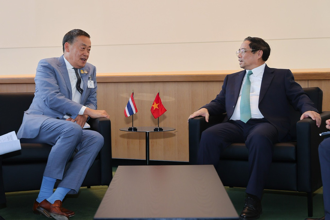 Thủ tướng Phạm Minh Chính chúc mừng tân Thủ tướng Thái Lan Sretta Thavisin trong cuộc gặp ngày 20-9 tại Liên Hiệp Quốc - Ảnh: NHẬT BẮC