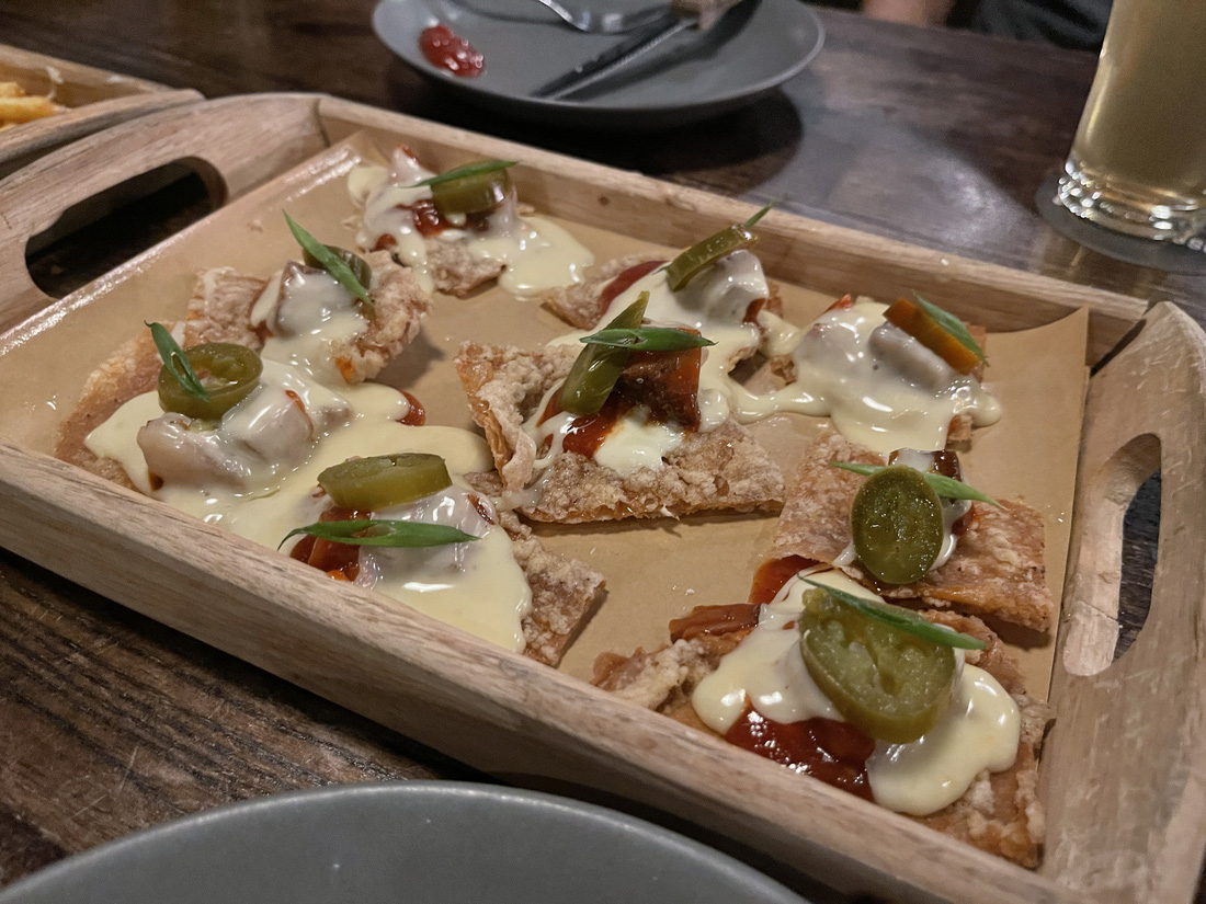 Món nachos với phần đế bánh biến tấu thay bằng da gà, ăn kèm phô mai và ớt jalapeno ngâm tại một quán ở quận Phú Nhuận, TP.HCM - Ảnh: NHÃ XUÂN