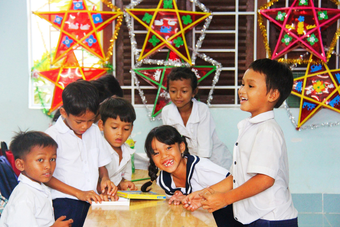 Để tăng thêm không khí Trung thu, thầy cô Trường tiểu học Cam Thịnh Tây đã làm lồng đèn trang trí trong các lớp học - Ảnh: TRẦN HOÀI
