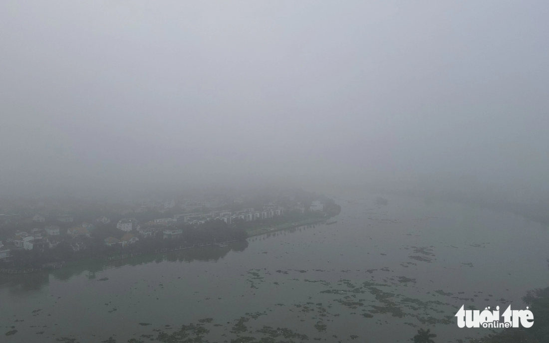 Ở độ cao 100m nhìn từ phía phường Thảo Điền, TP Thủ Đức và khu vực cầu Sài Gòn bị sương mù bao phủ - Ảnh: LÊ PHAN