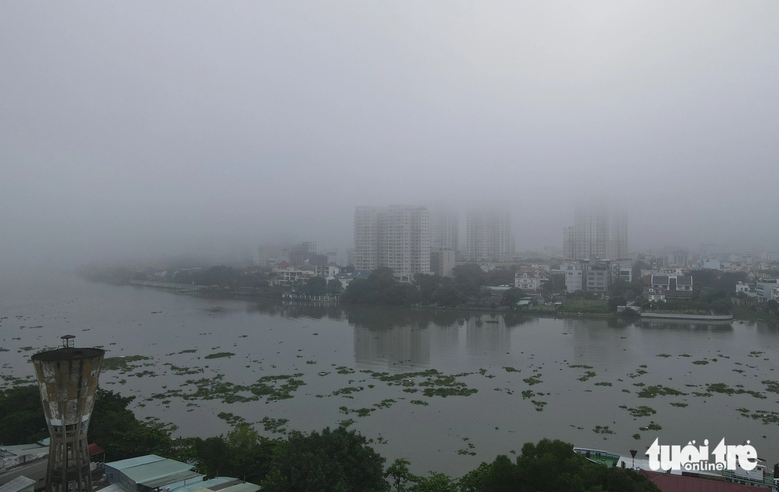 Khu vực sông Sài Gòn nhìn về phía TP Thủ Đức mù mịt - Ảnh: LÊ PHAN