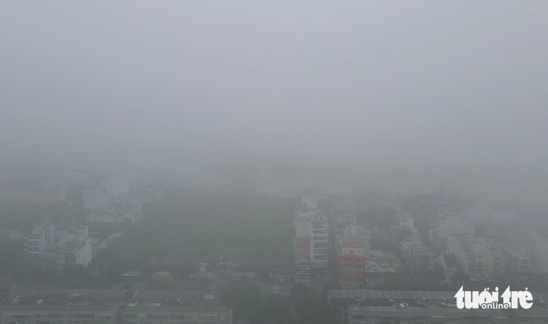 Một khu dân cư bị sương mù bao phủ nhìn từ độ cao 50m - Ảnh: LÊ PHAN