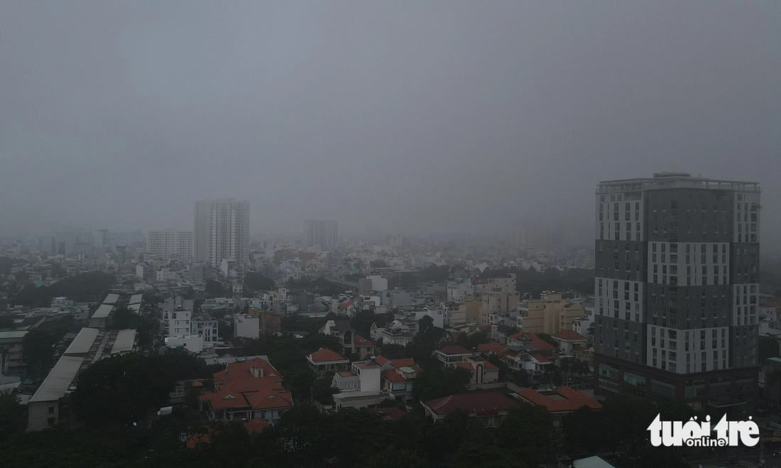Khu vực trung tâm TP nhìn từ quận Bình Thành trời âm u, sương mù mịt - Ảnh: LÊ PHAN