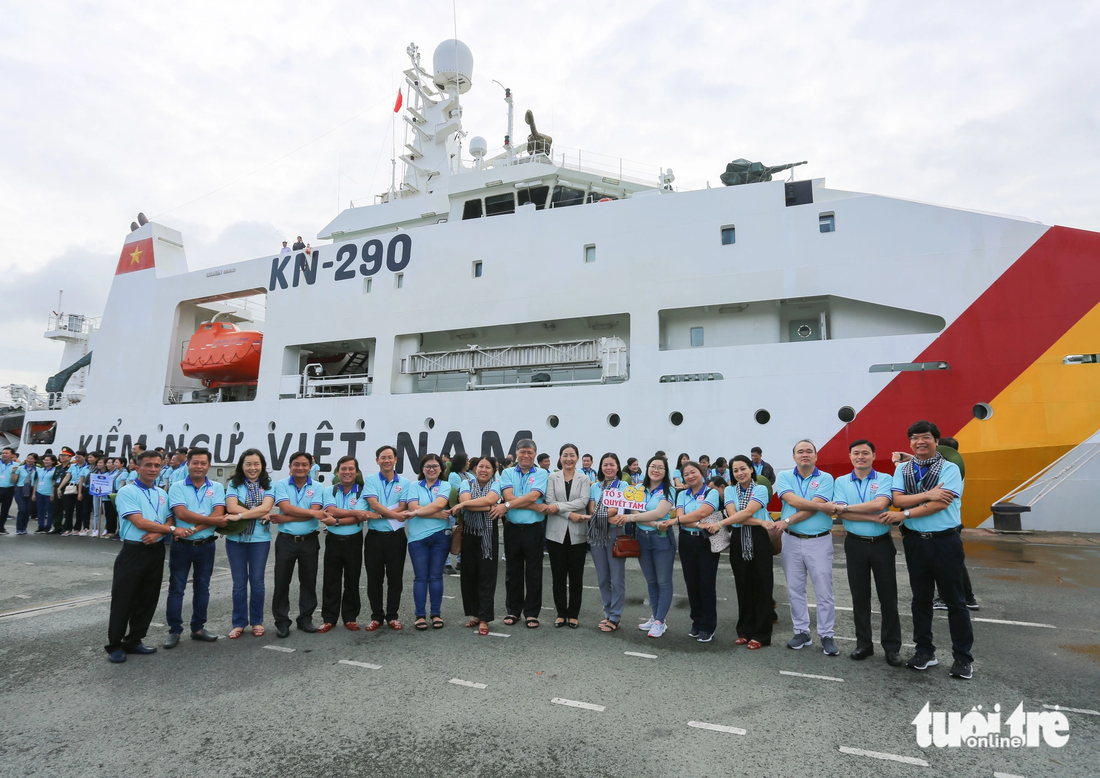 Đoàn đại biểu TP.HCM tại cảng Cát Lái - Ảnh chụp trong ngày xuất phát đi biển đảo Tây Nam, ngày 15-9 - Ảnh: CHÂU TUẤN