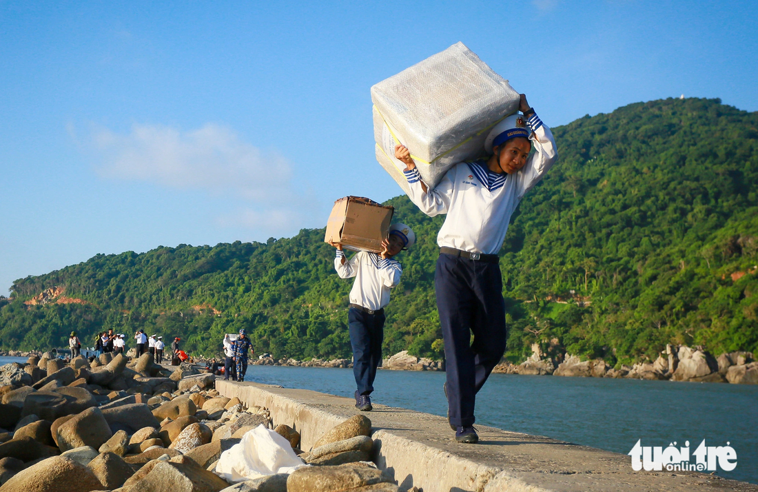 Sáng 17-9, tàu tiếp tục hải trình đến đảo Hòn Khoai. Hàng chục thùng quà được các chiến sĩ hải quân chuyển lên đảo để tặng cho các chiến sĩ đang đóng quân tại đây - Ảnh: CHÂU TUẤN