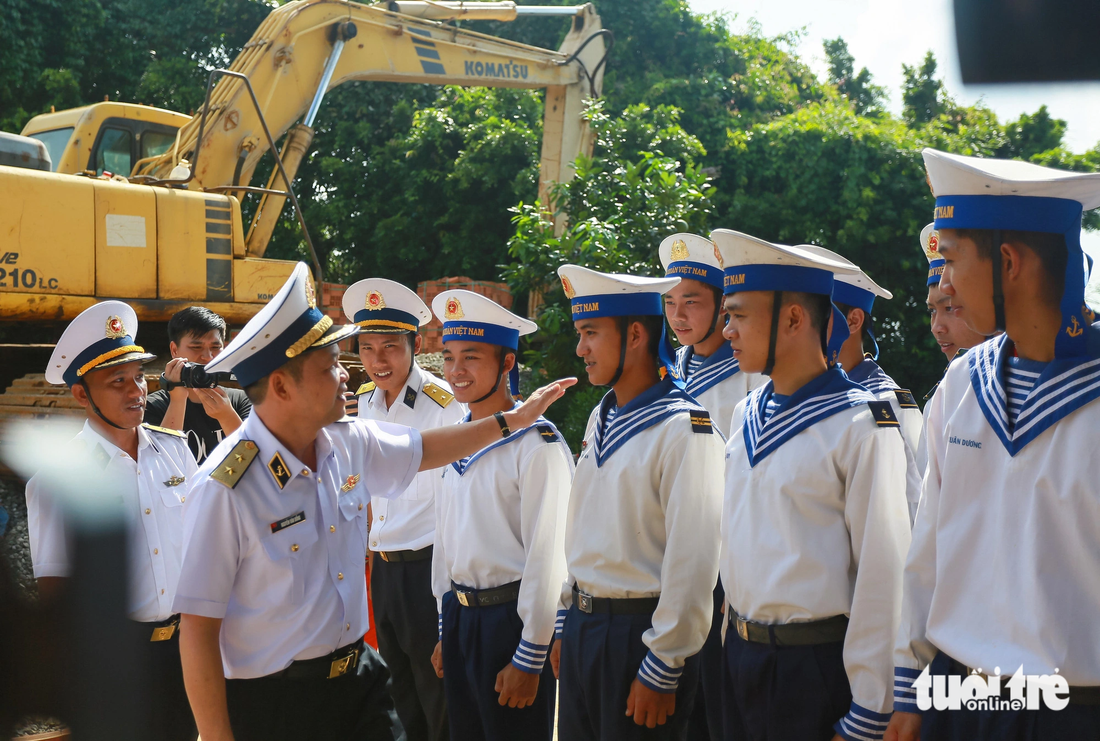 Trung tướng Nguyên Văn Bổng thăm hỏi từng chiến sĩ trên Trạm rađa 595 (đảo Hòn Khoai) - Ảnh: CHÂU TUẤN