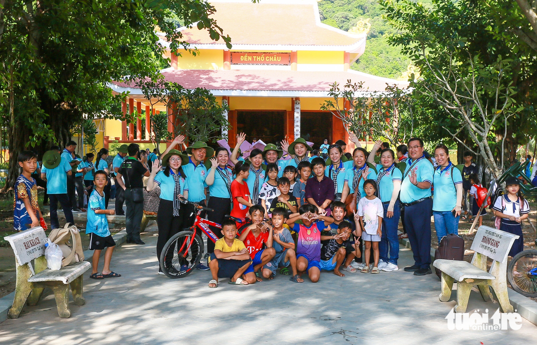 Nghe tin đoàn đại biểu đến, các em nhỏ ở đảo Thổ Chu (tỉnh Kiên Giang) đã vui mừng ra chào đón, ngày 18-9 - Ảnh: CHÂU TUẤN 