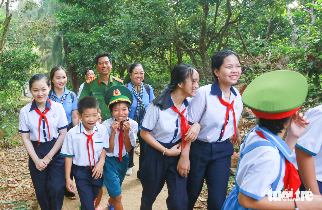 Các em học sinh trong lớp học tình thương trên đảo Hòn Chuối nô nức khi thấy đoàn đại biểu đến thăm, tặng quà - Ảnh: CHÂU TUẤN