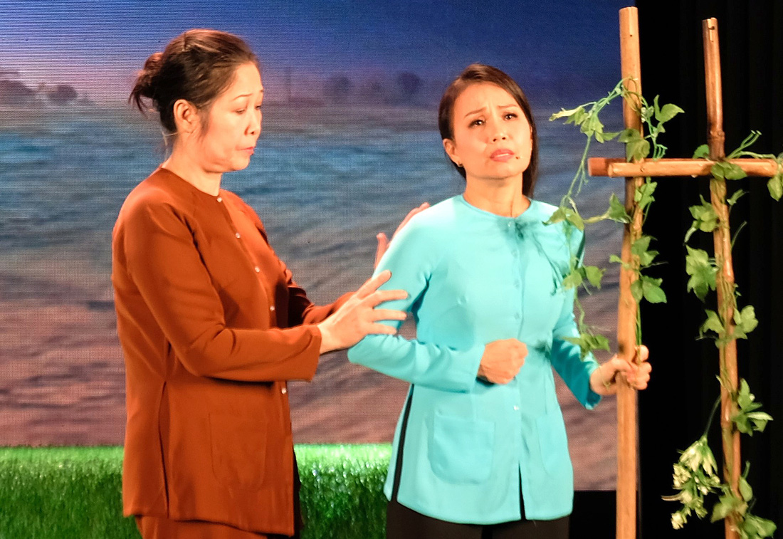 Nghệ sĩ Hồng Vân (vai bà Hai) và ca sĩ Cẩm Ly (vai Tư Liễu) trong vở Bông cánh cò - Ảnh: LINH ĐOAN