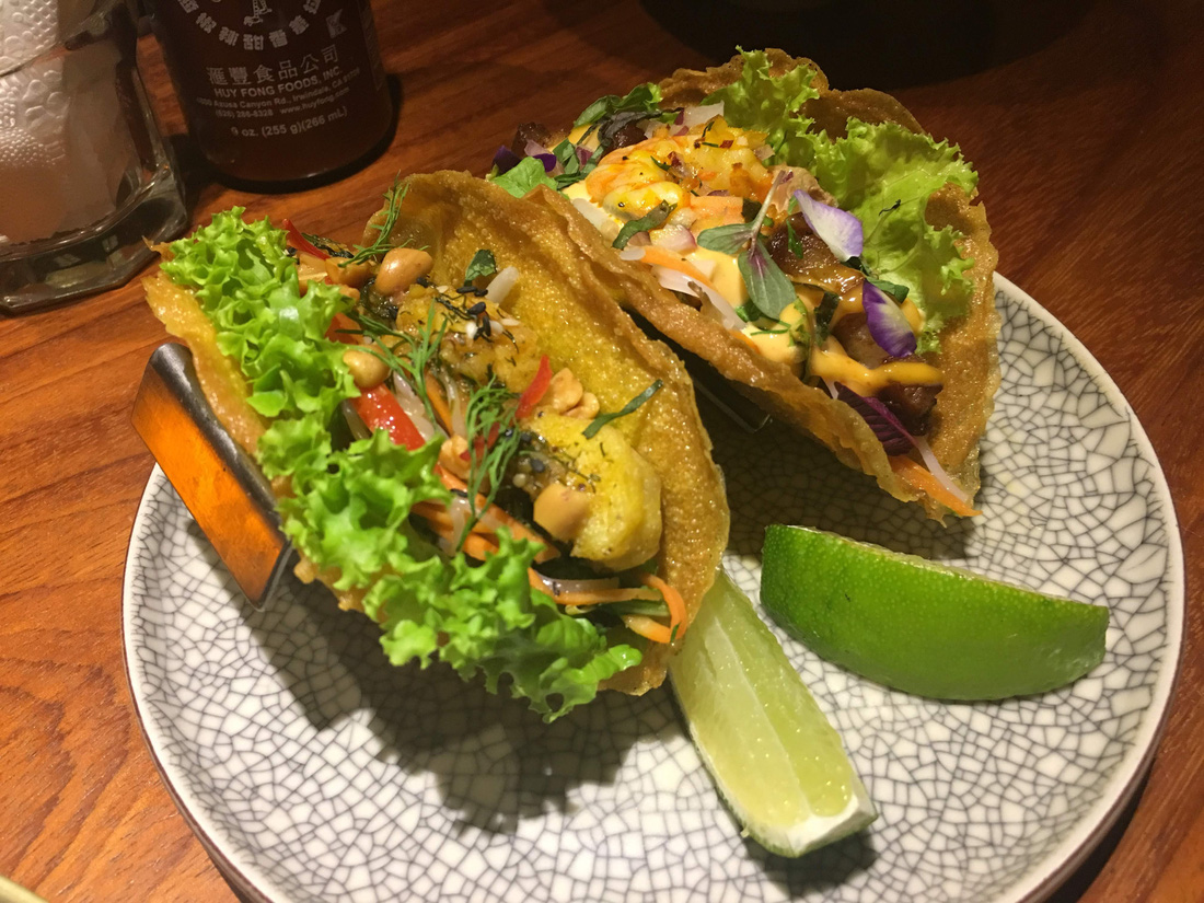 Món bánh xèo taco với bánh xèo tạo hình như vỏ bánh taco, ăn kèm nhân chả cá và tôm thịt tại một nhà hàng nổi tiếng ở quận 1, TP.HCM - Ảnh: NHÃ XUÂN
