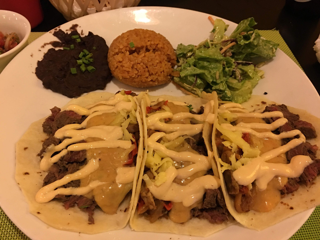 Taco được phục vụ kèm cơm và đậu nghiền tại một nhà hàng ở quận 1, TP.HCM - Ảnh: NHÃ XUÂN