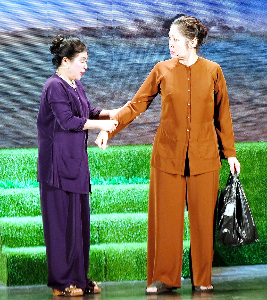 Nghệ sĩ  Thanh Thủy  (vai bà Ba)  và nghệ sĩ  Hồng Vân  (vai bà Hai)  đóng cặp  “sui gia khắc khẩu” - Ảnh: LINH ĐOAN