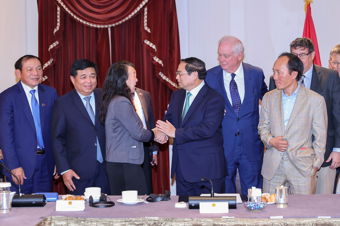 Thủ tướng Phạm Minh Chính bắt tay các giáo sư, chuyên gia người Mỹ và Mỹ gốc Việt sau tọa đàm - Ảnh: NHẬT BẮC